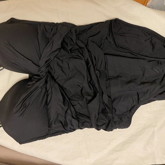 La Blanca Twist Keyhole Bathing Suit - Picture 4 of 5